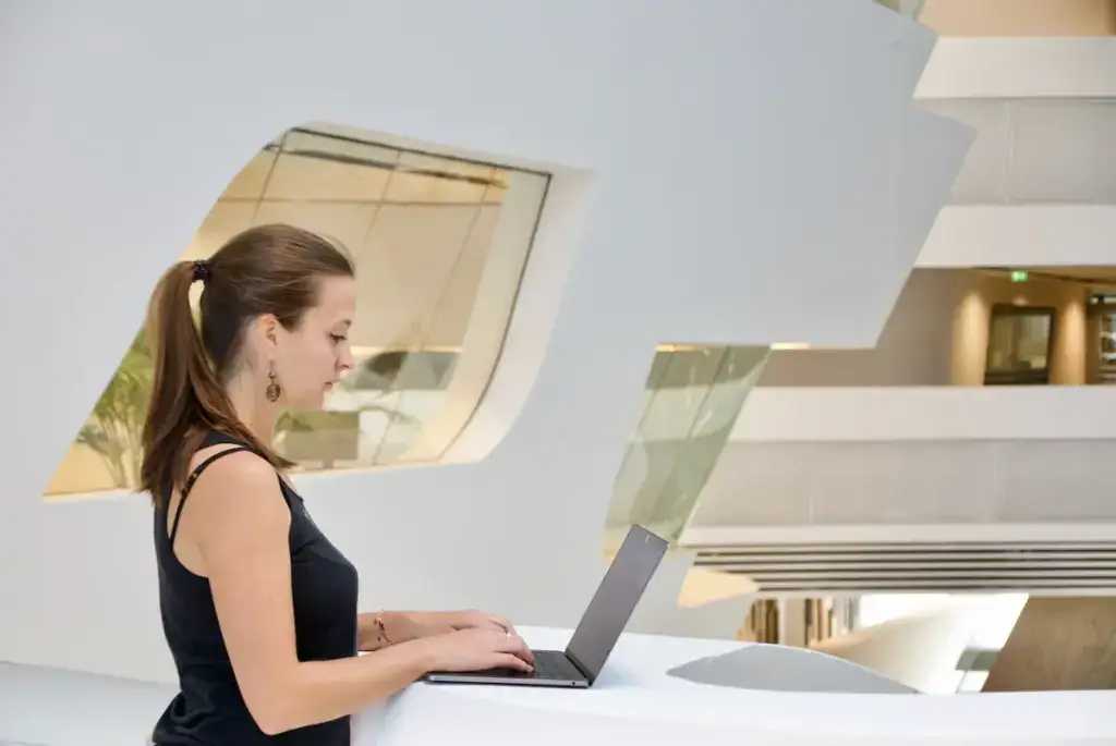 Anja Branz weiße Umgebung mit Laptop