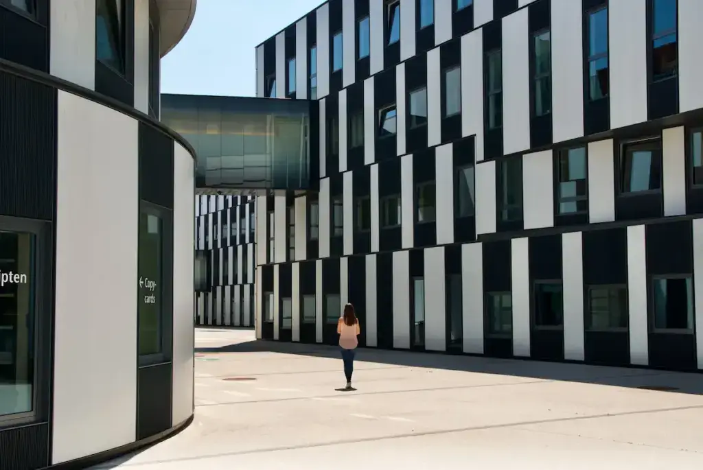 Social Media Expertin Anja Branz spaziert zwischen zwei Geböuden