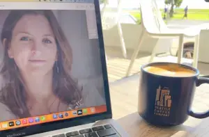 Anja Branz im Laptop-Screen mit Kaffeetasse